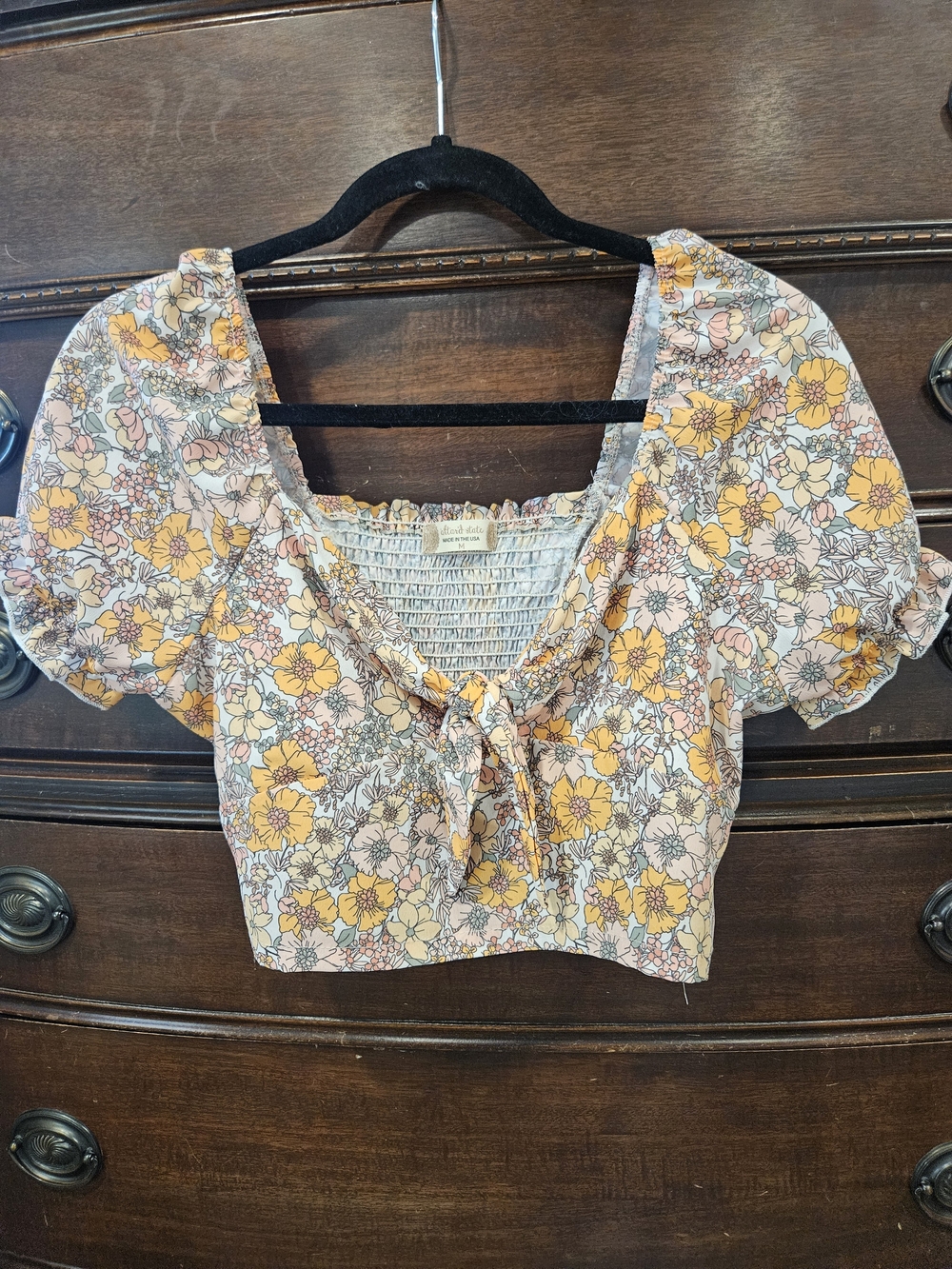 Altard State Floral Puff-Sleeve Tie-Front Crop Top Yellow Floral. Smoke Pet Free